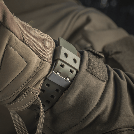 M‑Tac Sport-klokke med svart silikonrem og robust design, perfekt for friluftsentusiaster og sportsfolk, vist på en jakkeerm.