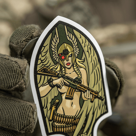 M-Tac Sticker Valkyrie med krigsgudinne i normannisk hjelm og M4-gevær, inspirert av Arrowhead-patch fra andre verdenskrig.