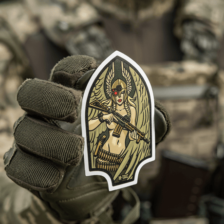 M-Tac Sticker Valkyrie viser valkyrie med normannisk hjelm og M4-gevær, inspirert av Arrowhead-patch fra USAs First Special Service Force.