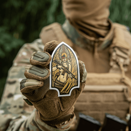 M-Tac Sticker Valkyrie viser krigsgudinne med M4-gevær og hjelm, inspirert av Arrowhead-patch. Ideell til dekorasjon.