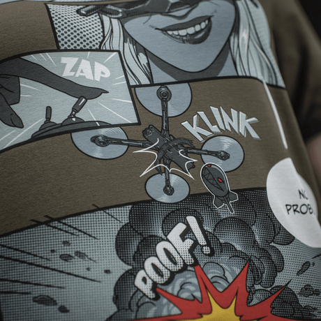 M-Tac T-Shirt Comics Drone Girl med comic inspireret print af FPV pilot der styrer en drone, hylder ukrainske droneoperatører.