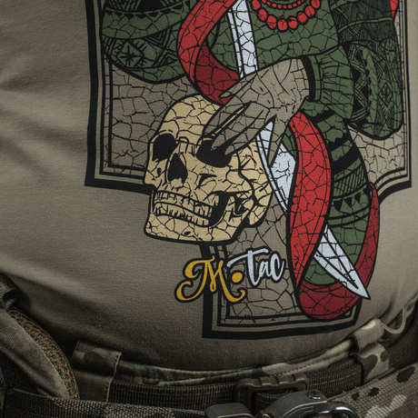 M-Tac T-Shirt Motanka med design af Motanka-dukke og kosakkens symboler, herunder sværd og kranium printet på fronten.