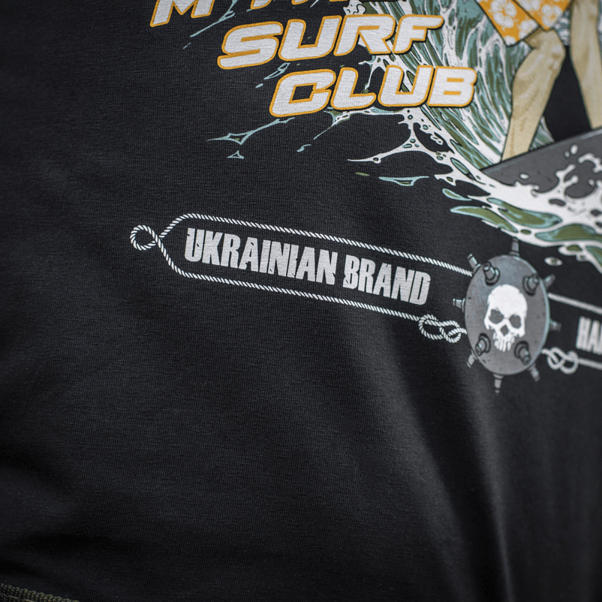 M-Tac T-Shirt Surf Club med ukrainisk brand og kraniegrafik, inspireret af specialoperationer og surf. Premium MagnaColours® tryk.