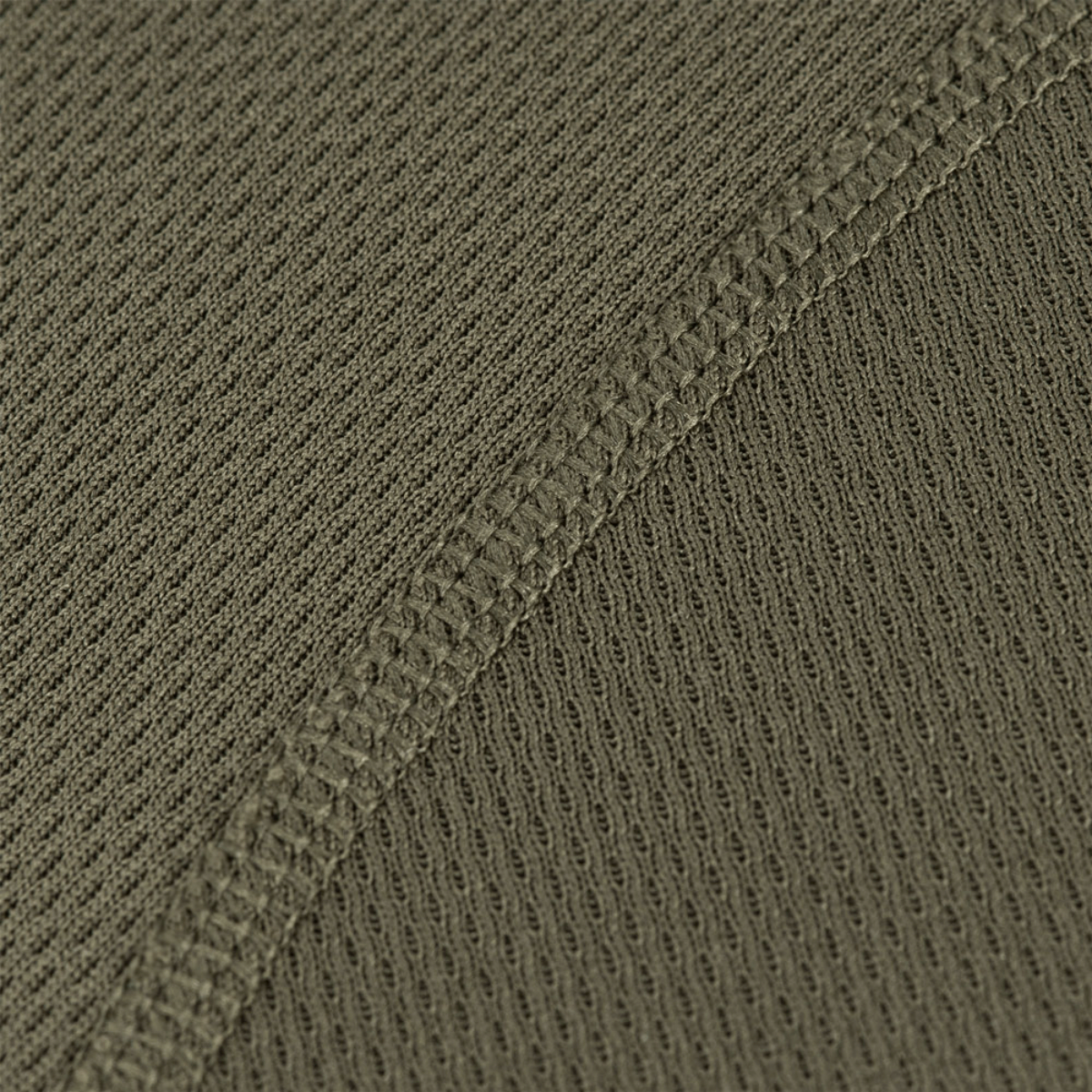 Nærbillede af M-Tac Tactical Sweat-Wicking T-Shirt Summer med flade sømme og hurtigtørrende polyester materiale. Fokus på svedtransporterende egenskaber.