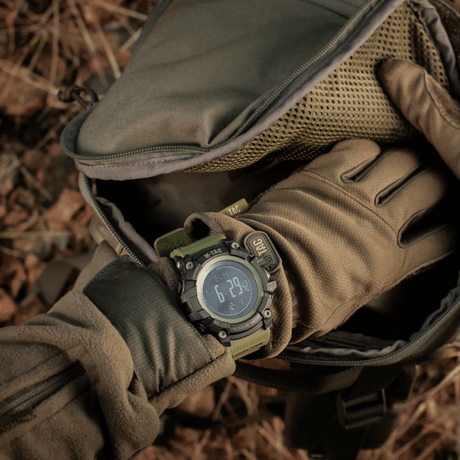 M‑Tac Taktisk Adventure-klokke i bruk under utendørsaktiviteter, robust design og avanserte funksjoner for friluftsentusiaster.