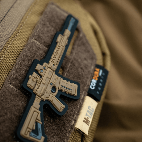 M-Tac AR-15 3D PVC-patch festet på ryggsekk med Velcro, taktisk moralepatch i holdbar PVC for AR-15-entusiaster.