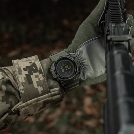M-Tac Tactical Ur med Kompass 2233 båret av soldat i skogen, viser funksjonalitet for utendørs og taktisk bruk, med robust design og kompass.