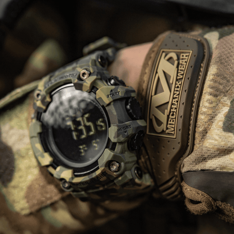 M-Tac Tactical Ur 2037 på håndleddet, robust design med kompass og LED-bakgrunnsbelysning, ideell for taktisk bruk.