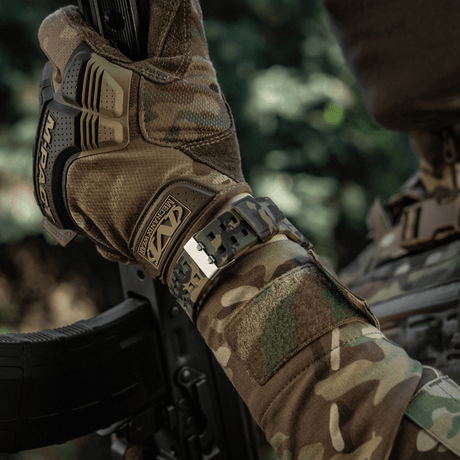 M-Tac Tactical Ur 2037 sett på en arm i camojakke, ideell for utendørs og taktisk bruk.