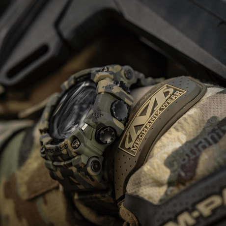 M-Tac Tactical Ur 2037 i robust design med kompass, LED-bakgrunnsbelysning og stoppeklokke. Ideell for utendørs og taktisk bruk.