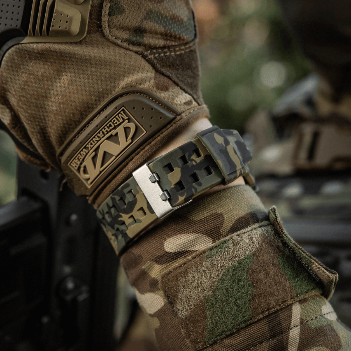 M-Tac Tactical Ur 2037 i camo-design på håndled med slidstærkt armbånd, ideelt til taktisk brug og outdoor aktiviteter.
