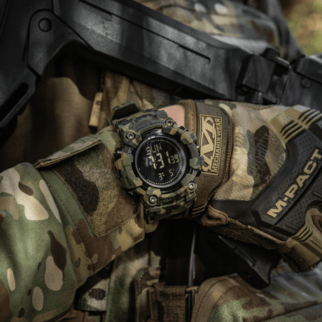 M-Tac Tactical Ur 2037 i bruk, designet for utendørs og taktisk bruk, robust og slitesterk med funksjoner som kompass og LED-bakgrunnsbelysning.
