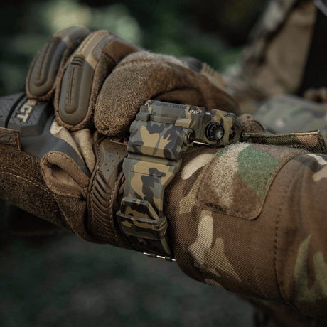 M-Tac Tactical Ur 2037 vist på hånd med kamuflasjehanske, ideell for taktisk og utendørs bruk.