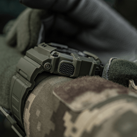 M-Tac Tactical Ur med Kompass 2233 i slitesterkt design for utendørs og taktisk bruk, med kompass, LED-bakgrunnsbelysning og alarmer.