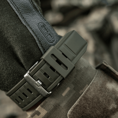 M-Tac Tactical Ur med Kompass 2233 i robust design og ABS-plast, egnet for utendørs og taktisk bruk med 5ATM vannmotstand.