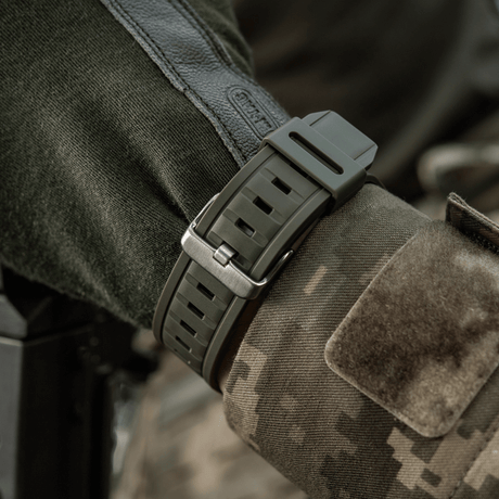 M-Tac Tactical Ur med Kompass 2233 på soldatens håndledd, robust klokke for taktisk bruk og utendørs aktiviteter.