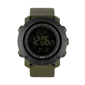 M-Tac Tactical Ur med Kompass 2095 i olivengrønn med digitalt display og funksjonsknapper, ideell for utendørseventyr i naturen.