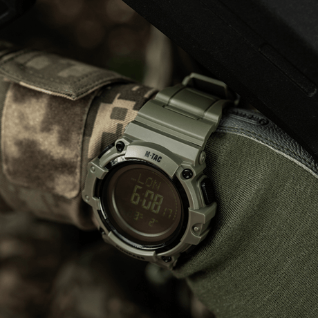 M-Tac Tactical Ur med Kompass 2233 - robust klokke for utendørs og taktisk bruk, LED og vannresistent design, egnet for daglig aktivitet.