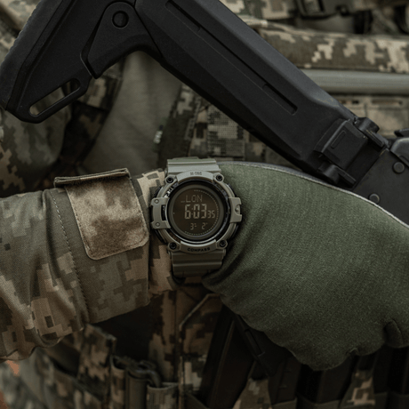 M-Tac Tactical Ur med Kompass 2233 på taktisk utendørs bakgrunn.