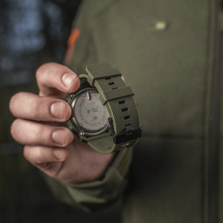 M‑Tac multifunksjonelt taktisk ur i robust design med grønn rem, ideelt for friluftsliv og militærbruk. Holdbart og avansert utstyr