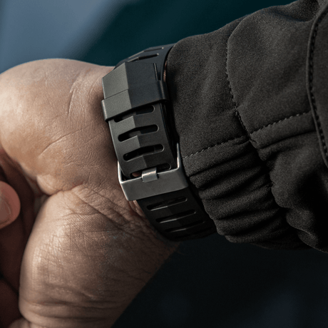 M-Tac Tactical Ur 2147 med robust rem, ideell for taktisk bruk og daglige aktiviteter, viser holdbarhet og stil.