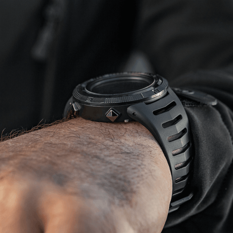 M-Tac Tactical Ur 2147 med robust design på en manns håndledd, ideell for utendørs og taktisk bruk.