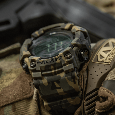 M-Tac Tactical Ur 2037 i camouflagedesign, ideell for utendørs og taktisk bruk med 5ATM vanntetthet og LED-bakgrunnsbelysning.