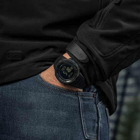 M-Tac Tactical Ur 2147 på håndleddet, viser robust og taktisk design ideell for utendørs og daglig bruk, LED-display fremhevet.