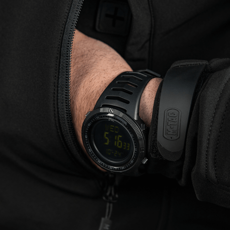 M-Tac Tactical Ur 2147 på hånd, viser robust design, holdbarhet og utendørsfunksjoner, inkludert kompass og LED-bakgrunnsbelysning.