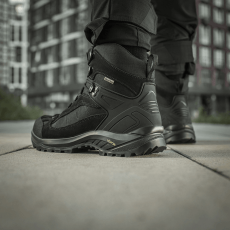 M-Tac Taktiske Demi-Season Støvler Pro Line med sterk Vibram-sål i bymiljø – slitesterkt og fuktresistent design for taktiske oppgaver.