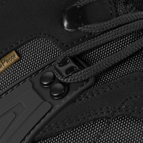 Nærbilde av M-Tac Taktiske Demi-Season Støvler Pro Line med slitesterkt suede og Cordura-stoff og detaljert søm.