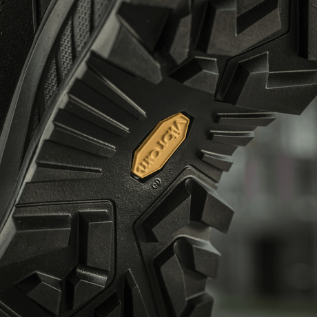Detalj av Vibram-sål på M-Tac Taktiske Demi-Season Støvler Pro Line for optimalt grep og stabilitet.