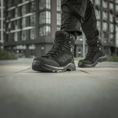 M-Tac Taktiske Demi-Season Støvler Pro Line i bruk under utendørs aktivitet, laget av slitesterkt suede og Cordura med Vibram-sål.