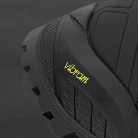 Nærbilde av Vibram-sål på M-Tac Taktiske Demi-Season Støvler Pro Line, designet for grep og stabilitet under taktiske oppgaver.
