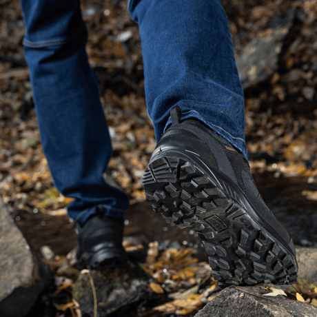 Tactical Sneakers Demi-Season – Let og komfortabel til trekking, trail running og outdoor-aktiviteter, vises på skovbund.