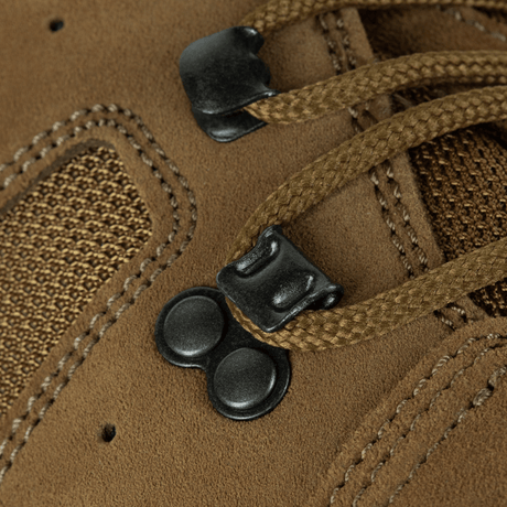 Nærbilde av snøresdetaljer på M-Tac taktiske sommersko i semsket skinn og Cordura® mesh-materiale, designet for komfort og holdbarhet