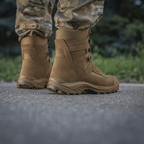 M-Tac taktiske sommersko i brunt semsket skinn og Cordura®, designet for varme dager og terreng, fotografert utendørs