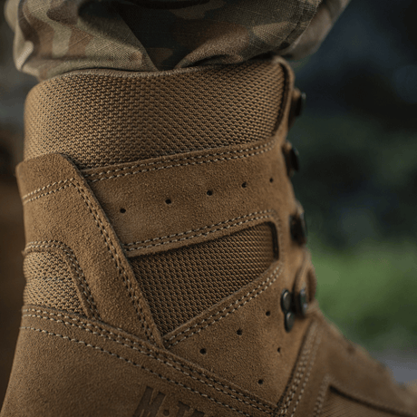 Nærbilde av M-Tac taktiske sommersko i brunt lær og Cordura® mesh for utendørs bruk