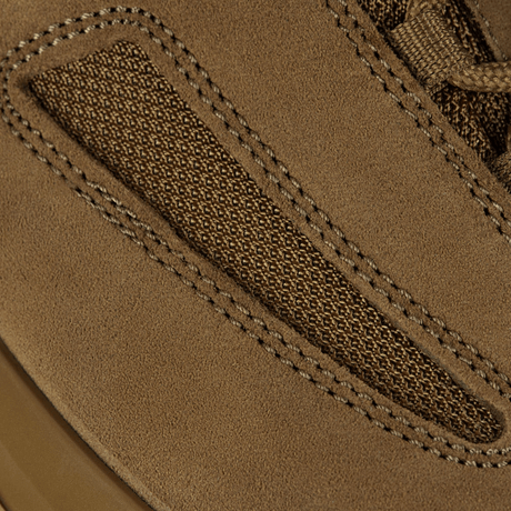 Nærbilde av M-Tac taktiske sommersko i høykvalitets lær og Cordura® mesh, designet for komfort i varmt vær og krevende terreng