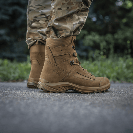 Nærbilde av M-Tac Taktiske Sommerstøvler på mann i camouflagebukser, laget av slitesterkt lær og Cordura® mesh. Ideell for varme dager.