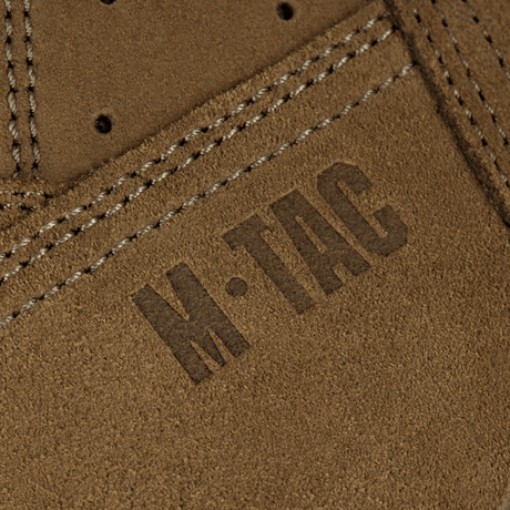 Nærbilde av M-Tac taktiske sommersko i høykvalitets lær med synlig M-Tac-logo på suede-overflaten