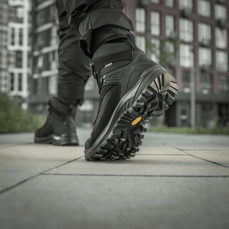 M-Tac Taktiske Demi-Season Støvler Pro Line med Vibram-sål for taktiske oppgaver, visning av sålens bunn og grep i bymiljø.