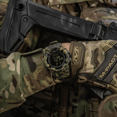 M-Tac Tactical Ur 2037 med LED-bakgrunnsbelysning og kompass, ideell for taktisk bruk. Slagfast ABS-kasse og stål baklokk. 5ATM vanntetthet.