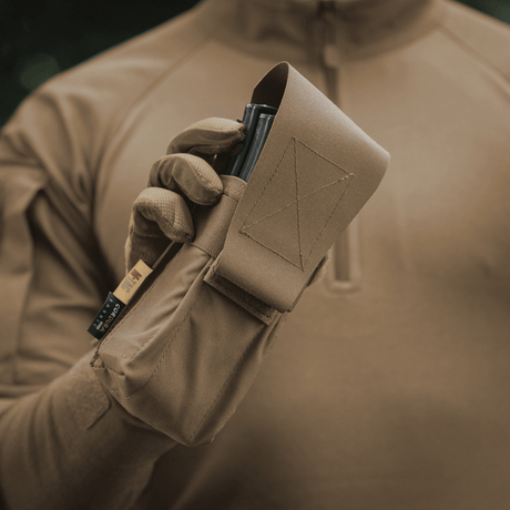 M-Tac veske for 2 magasiner i slitesterkt Cordura-materiale med borrelåslukking i galleri posisjon 1 for taktisk bruk.
