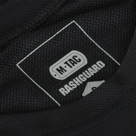 Indvendig etiket af M-Tac Thermal Rashguard T-Shirt viser mærke og materialer, ideel som vinter baselayer.