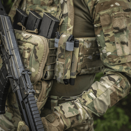 Soldat med M‑Tac Tourniquet Pouch Elastic Gen.5 festet til taktisk vest med kamuflasjemønster.