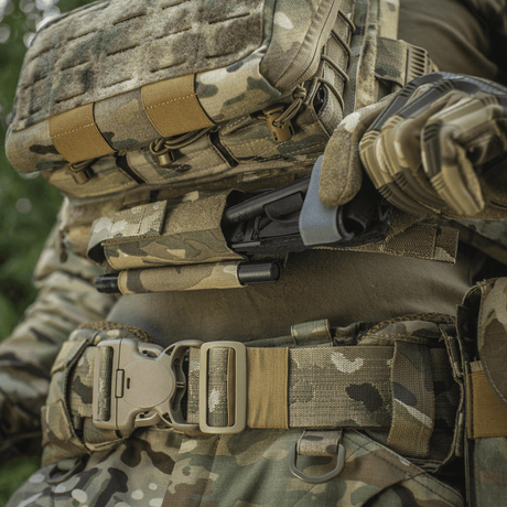 M‑Tac Tourniquet Pouch Elastic Gen.5 i bruk på taktisk utstyr under feltforhold.
