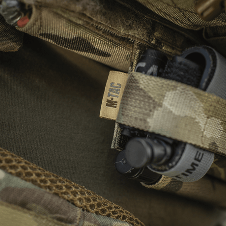 M‑Tac Tourniquet Pouch Elastic Gen.5 festet til taktisk utstyr, laget av Cordura 500D, rask tilgang fra venstre eller høyre side.