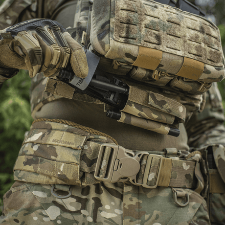 M‑Tac Tourniquet Pouch Elastic Gen.5 montert på taktisk utstyr i camouflage, enkel tilgang fra begge sider.
