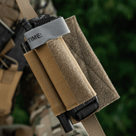 M‑Tac Tourniquet Pouch Elastic Gen.5 i Cordura 500D på taktisk utstyr, viser rask tilgang og sikker feste av tourniquet.